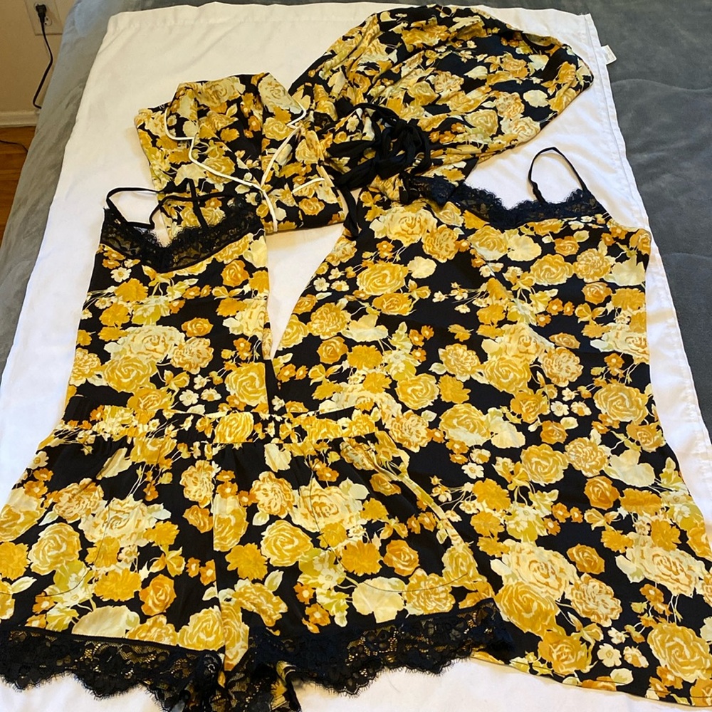 🎀 5/$20 🎀 5 piece black and yellow rose print pajama loungewear set size small
